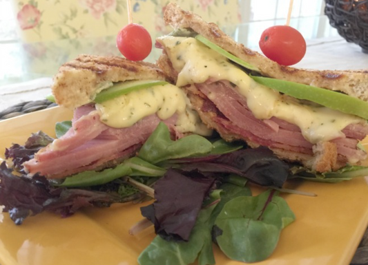 GRILLED HAM, BRIE AND APPLE SANDWICH WITH SPICY CRANBERRY MUSTARD